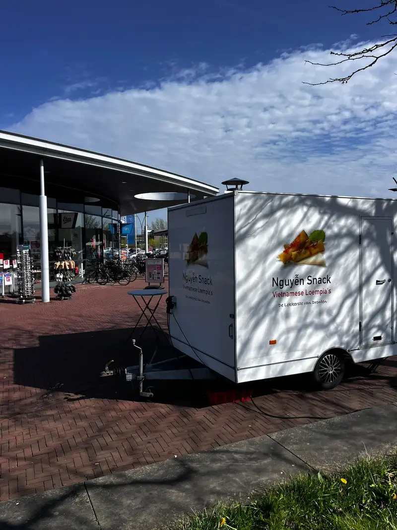 Nguyễn Snack Vietnamese loempia's foodtruck bij de Albert Heijn in Dronten West