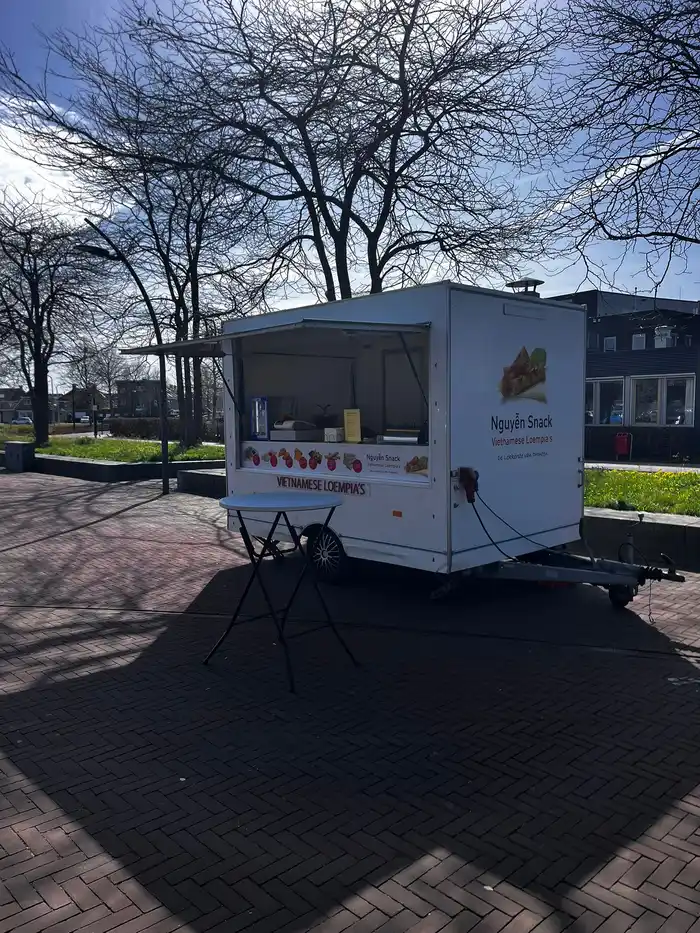 Nguyễn Snack foodtruck met statafel bij winkelcentrum Dronten-West aan de Beursstraat