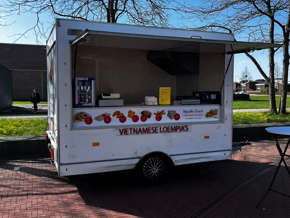 Nguyễn Snack foodtruck met Vietnamese loempia's bij de Albert Heijn in Dronten West