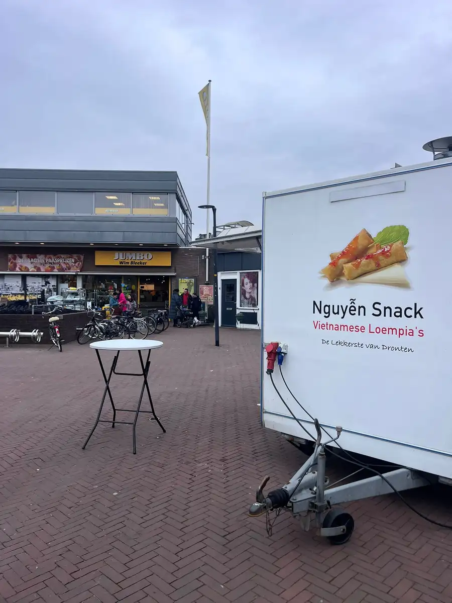 Nguyễn Snack foodtruck bij de Jumbo supermarkt aan de Wardhof in Dronten Zuid