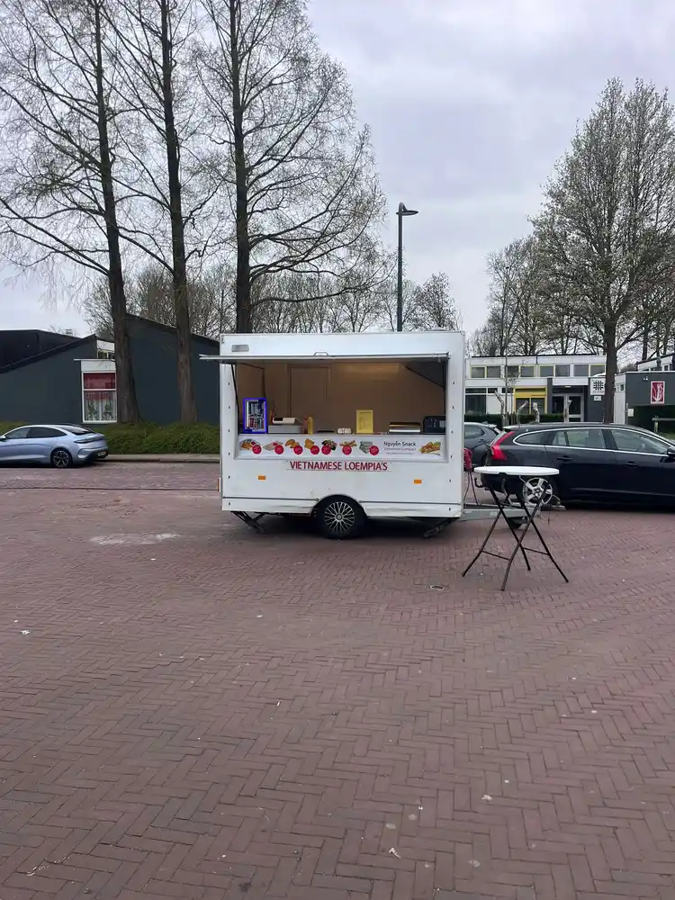 Vietnamese loempia's foodtruck van Nguyễn Snack op het parkeerplein in Dronten Zuid