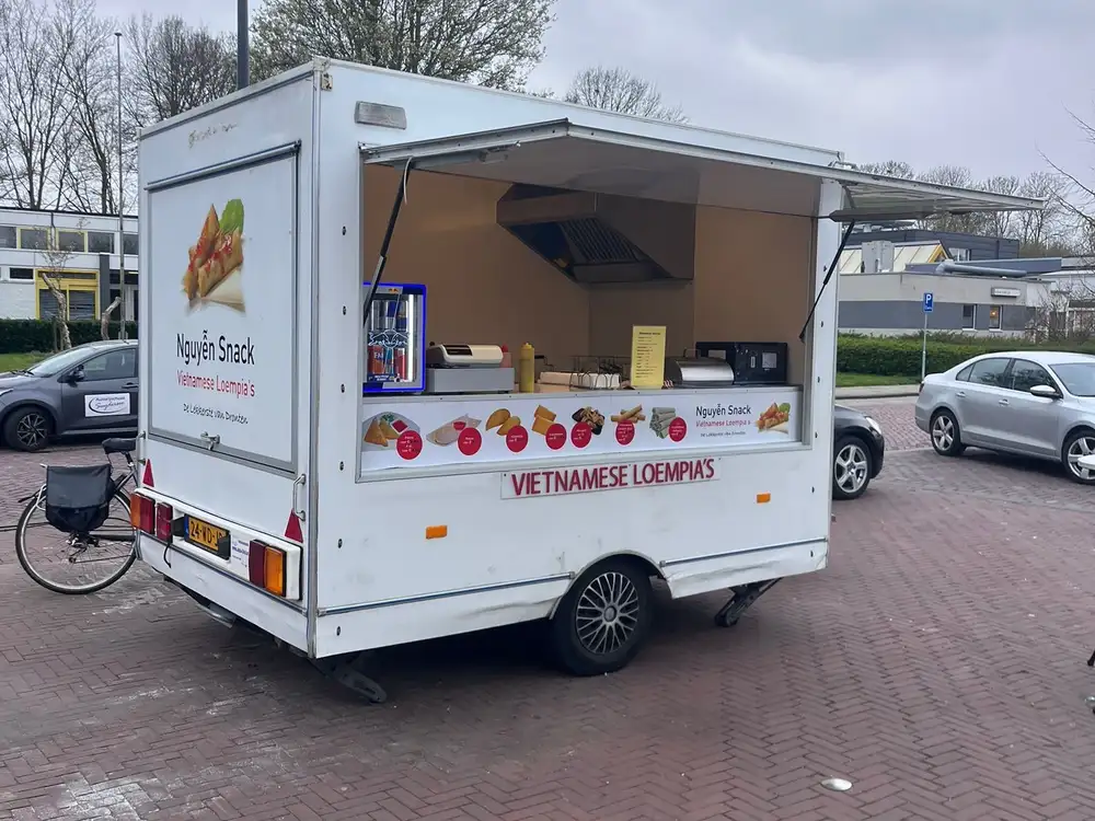 Nguyễn Snack foodtruck met Vietnamese loempia's op de Wardhof in Dronten Zuid