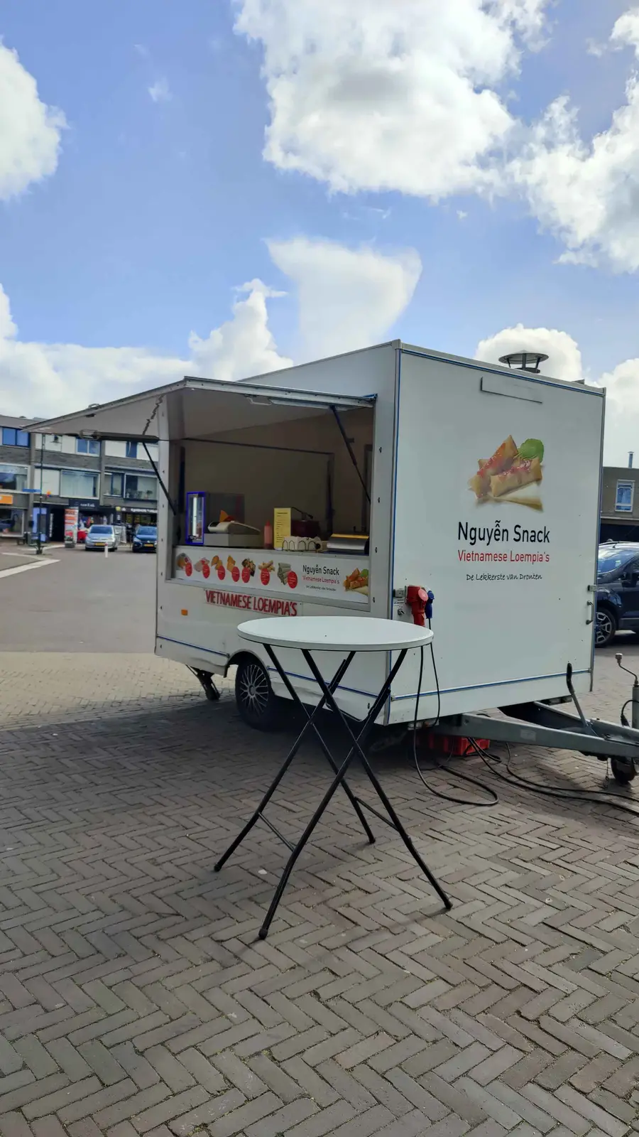 Nguyễn Snack Vietnamese Loempia's foodtruck op het Markeresplein in IJsselmuiden